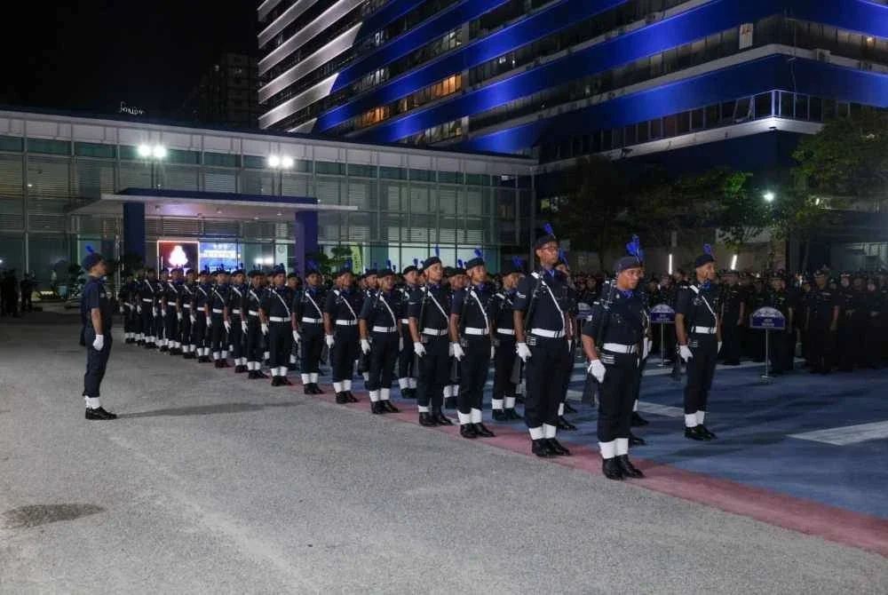 Perhimpunan bulanan ini dibuat pada waktu malam kerana tugas Polis Kuala Lumpur berjalan sepanjang masa bagi memastikan keselamatan bandar raya ini terus terpelihara.