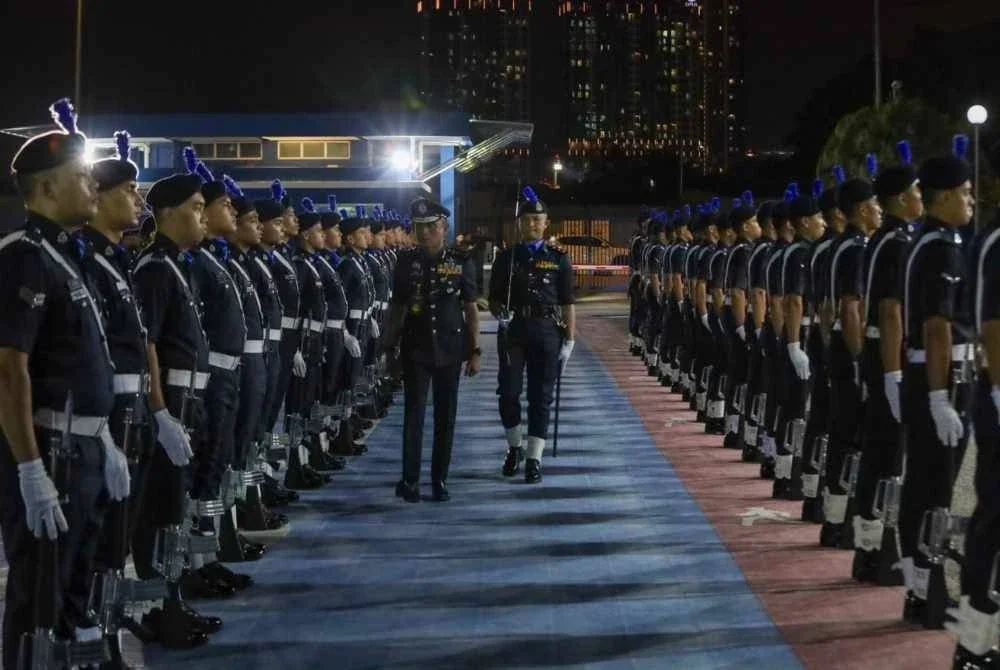 Fadil ketika memeriksa perbarisan ketika perhimpunan bulanan yang diadakan di IPK Kuala Lumpur baru-baru ini.