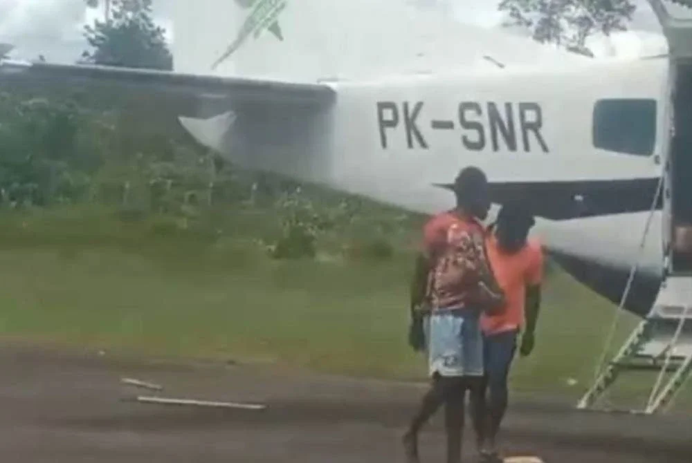 Insiden berlaku sejurus pesawat mendarat selepas penerbangan dari Tanah Merah dengan membawa 13 penumpang. Foto: Agensi