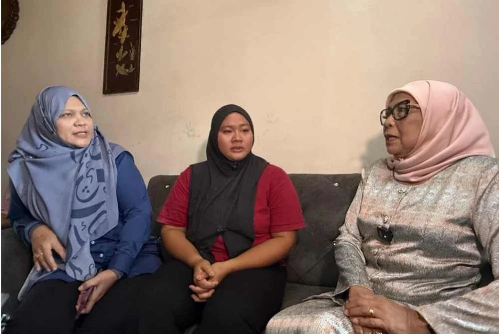 Nor Hafika (tengah) ketika menerima lawatan Kalsom (kanan) dan pegawai JKM pada Rabu.