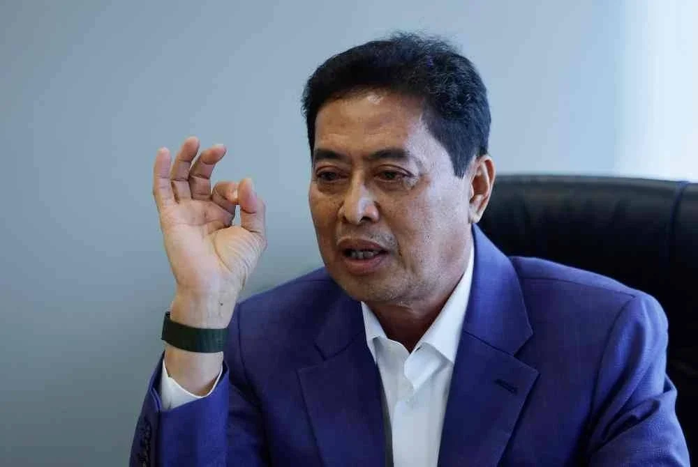 Ketua Pesuruhjaya Suruhanjaya Pencegahan Rasuah Malaysia (SPRM), Tan Sri Azam Baki bercakap pada sesi temu bual khas bersama media dipejabatnya hari ini.- Foto Bernama 