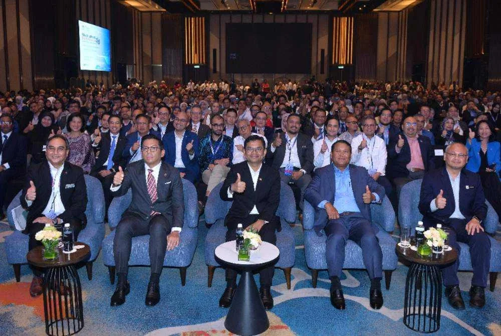 Akmal Nasrullah (depan, tengah) bersama peserta program TERAJU Aspirasi Outreach 2026.