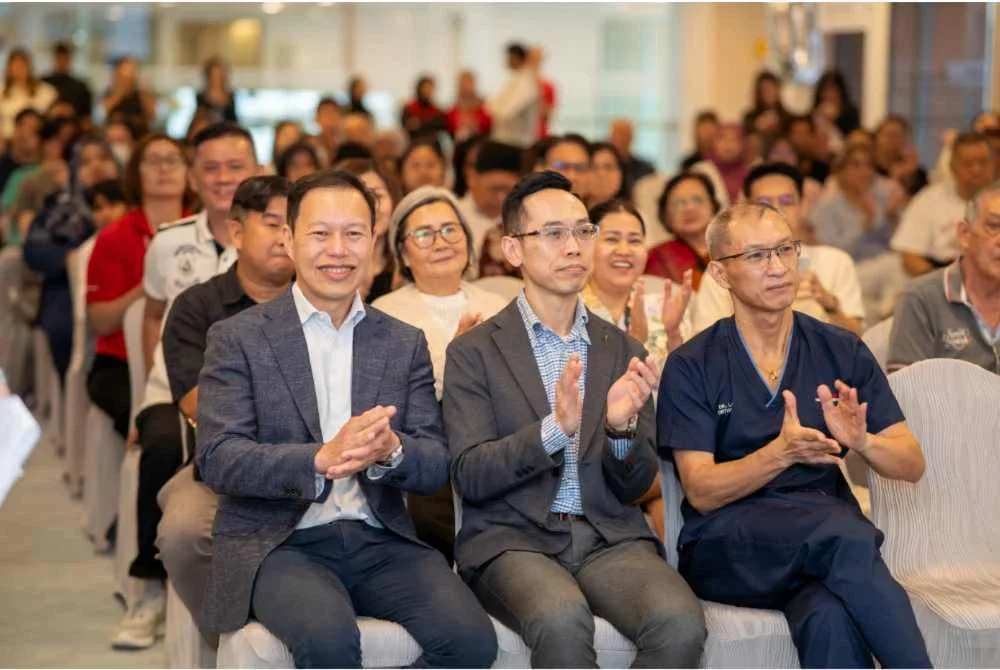 Detik bersejarah bersama pakar bedah tulang belakang yang menyumbang kepada pembedahan tulang belakang dengan dibantu robot di hospital tersebut.