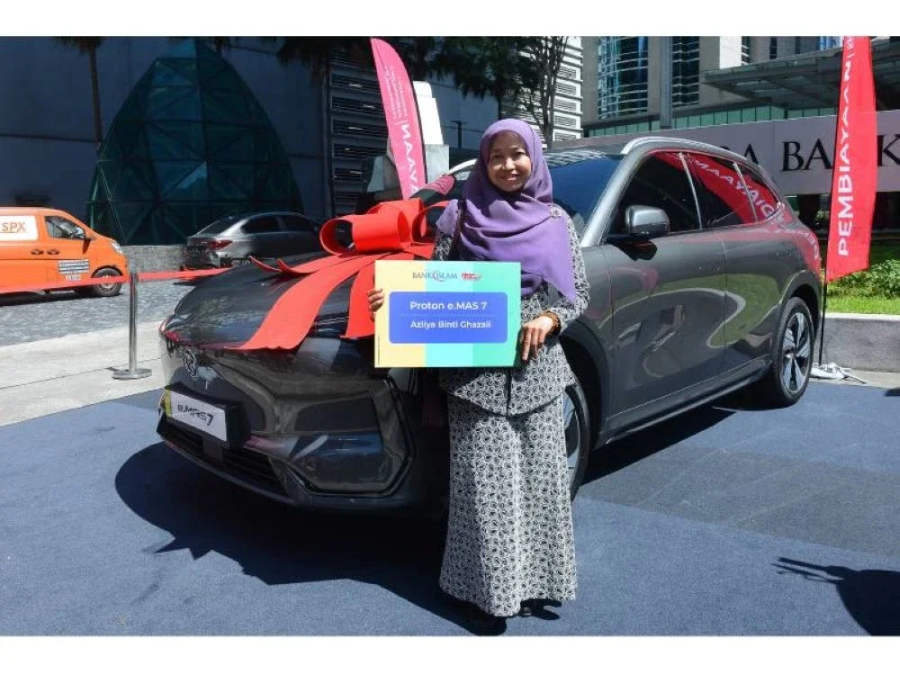 Pemenang Kempen Pembiayaan Mega 2025 yang memenangi sebuah kenderaan elektrik Proton e.MAS 7, Azliya.