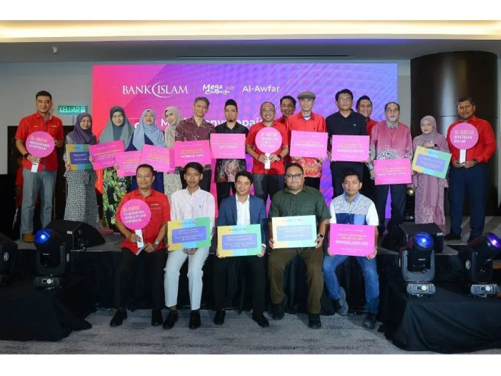 Mizan (belakang, tengah) bergambar bersama pemenang pada Majlis Penyampaian Hadiah Kempen Mega Bank Islam dan Al-Awfar 2025 di Menara Bank Islam pada Isnin.