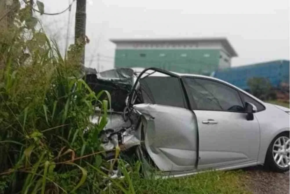 Salah sebuah kenderaan yang dilanggar lori dalam kemalangan di Jalan Labuk, Batu 9, Sandakan.