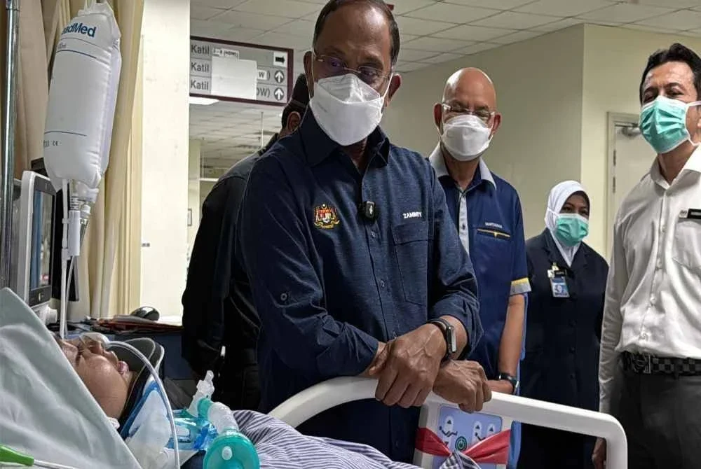 Zambry menziarahi Nur Aleeya Kahairani di HSB Alor Setar pada Rabu. 