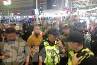 Beberapa individu dipercayai peserta himpunan Gerakan Anti Rumah Anutan Haram (GARAH) ditahan di hadapan Kompleks Membeli-Belah Sogo pada Sabtu.