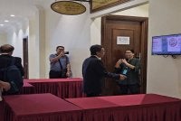 Shafie keluar dari Mahkamah Sesyen Kota Kinabalu pada Rabu selepas prosiding komital terhadap dirinya ditangguhkan sementara menunggu keputusan semakan kehakiman di Mahkamah Tinggi.