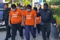 Enam pegawai dan seorang bekas pegawai penguat kuasa pihak berkuasa tempatan (PBT) direman empat hari disyaki meminta dan menerima rasuah kira-kira RM15,000 berkaitan urusan lesen perniagaan.