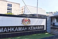 Seorang pemilik kedai runcit di Kemaman didenda RM8,000 kerana menjual rokok bawah harga minimum RM12. Foto hiasan