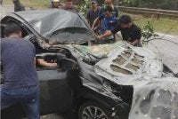 Kedua-dua mangsa yang tersepit berjaya dikeluarkan oleh bomba. Gambar tular