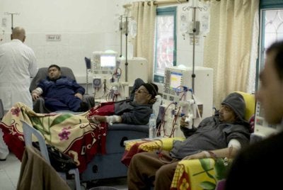 Beberapa pesakit buah pinggang menjalani rawatan dialisis di al-Shifa. Foto Agensi