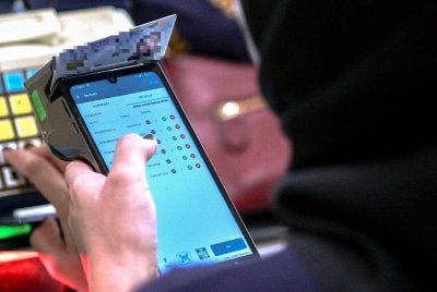 Walaupun nilai RM100 mungkin tampak kecil bagi sesetengah pihak, namun dalam realiti ekonomi hari ini, ia memberi makna besar kepada yang lain. Foto Bernama