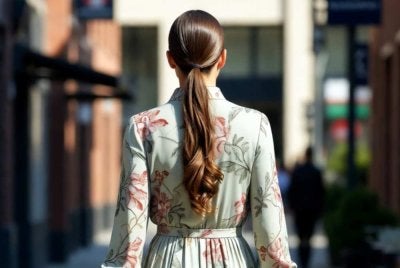 Apabila lelaki menggunakan nama wanita dan berpakaian seperti wanita khususnya di ruang awam, ia menimbulkan kegusaran dan polemik yang tidak berkesudahan. Foto dijana AI