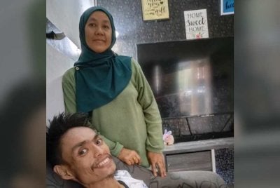 Keadaan Syazarul ditemani ibu saudara yang sempat dikongsikan Shaharudin di TikTok sebelum pemergiannya pada 2024. Kredit/ TikTok @shaharudinnn.