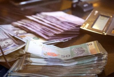 Ringgit dibuka hampir tidak berubah berbanding dolar Amerika Syarikat pada Rabu. Foto Bernama