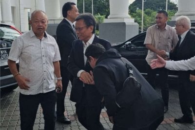 Mohd Shafie tiba di Kompleks Mahkamah Kota Kinabalu bagi menghadiri prosiding komital di Mahkamah Sesyen.