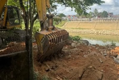 Operasi merobohkan pangkalan haram di sepanjang Sungai Golok kini memasuki fasa akhir apabila daerah Tumpat dikenal pasti sebagai lokasi berikutnya selepas Pasir Mas dan Rantau Panjang. FOTO: MKN