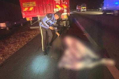 Mayat mangsa dihantar ke Hospital Rembau untuk tindakan lanjut. Foto ihsan polis