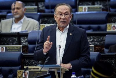 Anwar ketika sesi pertanyaan bagi jawab lisan pada Mesyuarat Pertama, Penggal Kelima Parlimen ke-15 Dewan Rakyat di Bangunan Parlimen pada Rabu. Foto Bernama