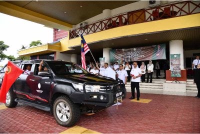 Zahari mengibarkan bendera Malaysia sebagai simbolik Flag-Off Operasi Bersepadu Penguatkuasaan Op Limau 2026 sempena musim perayaan Tahun Baharu Cina di Pekan pada Rabu.