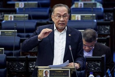 Perdana Menteri merangkap Menteri Kewangan Datuk Seri Anwar Ibrahim ketika sesi pertanyaan bagi jawab lisan pada Mesyuarat Pertama, Penggal Kelima Parlimen ke-15 Dewan Rakyat di Bangunan Parlimen pada Rabu. Foto Bernama 