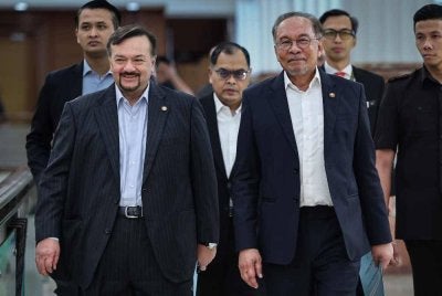 Perdana Menteri merangkap Menteri Kewangan Datuk Seri Anwar Ibrahim (kanan) bersama Menteri Kewangan II Datuk Seri Amir Hamzah Azizan (kiri) hadir pada Mesyuarat Pertama, Penggal Kelima Parlimen ke-15 Dewan Rakyat di Bangunan Parlimen pada Rabu. Foto Bernama