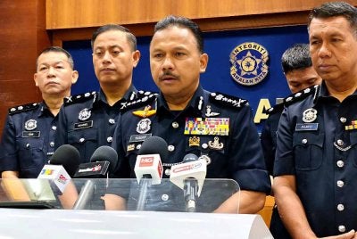 Mohd Yusoff (tiga dari kiri) pada sidang akhbar di Ibu Pejabat Polis Kontinjen (IPK) Kelantan pada Rabu.