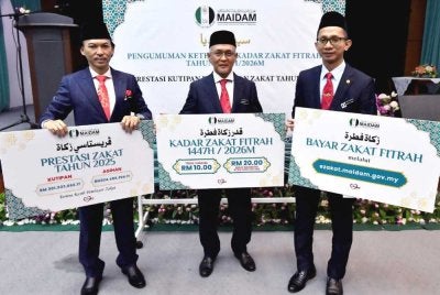 Zulkifli (tengah) merakam gambar kenangan selepas mengadakan sidang media di Jabatan Hal Ehwal Agama Islam Terengganu (JHEAT) di Kula Terengganu pada Rabu.
