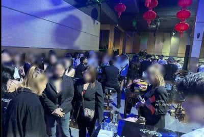 Sebahagian warga asing yang ditahan dalam Ops Gegar di sebuah pusat hiburan di Johor Bahru. Foto JIM Johor