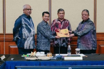 Zainal Rahim (kanan) menyerahkan Pelan Reformasi NAFAS 2026-2030 kepada Amir disaksikan Mohamad Sabu (dua dari kanan) dalam majlis yang turut dihadiri Pengerusi LPP, Datuk Mahfuz Omar di Kuala Lumpur baru-baru ini.