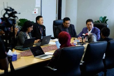 Ketua Pesuruhjaya Suruhanjaya Pencegahan Rasuah Malaysia (SPRM), Tan Sri Azam Baki bercakap pada sesi temu bual khas bersama media dipejabatnya hari ini. Foto Bernama 