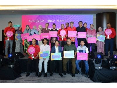 Mizan (belakang, tengah) bergambar bersama pemenang pada Majlis Penyampaian Hadiah Kempen Mega Bank Islam dan Al-Awfar 2025 di Menara Bank Islam pada Isnin.