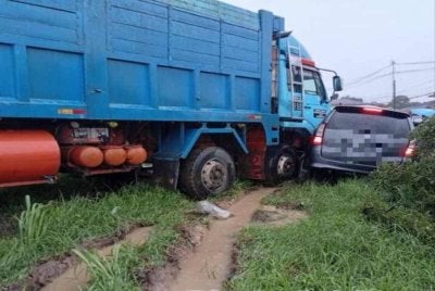 Lori merempuh sebuah MPV dalam kemalangan melibatkan tiga kenderaan di
Jalan Labuk, Batu 9, Sandakan.
