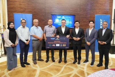  Steven Sim (lima dari kiri) dan Timbalan Menteri KUSKOP, Datuk Mohamad Alamin (tiga dari kanan) bersama wakil syarikat terbabit