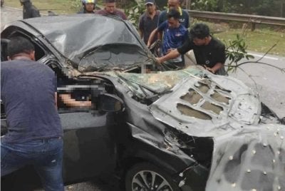 Kedua-dua mangsa yang tersepit berjaya dikeluarkan oleh bomba. Gambar tular