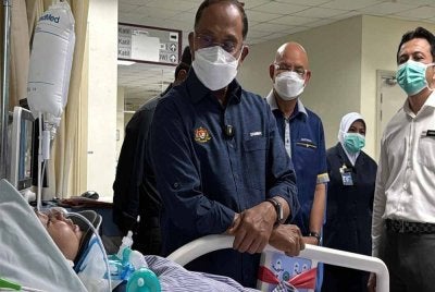 Zambry menziarahi Nur Aleeya Kahairani di HSB Alor Setar pada Rabu. 