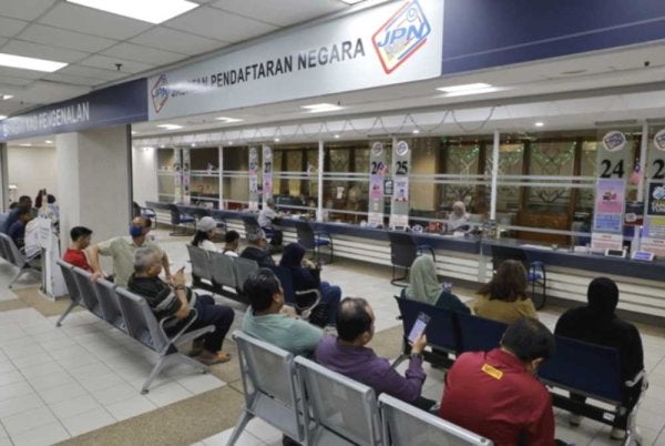 Ikhtiar yang dilakukannya bukan sekadar ‘turun naik’ pejabat JPN, tetapi turut menggunakan platform media sosial. Gambar hiasan