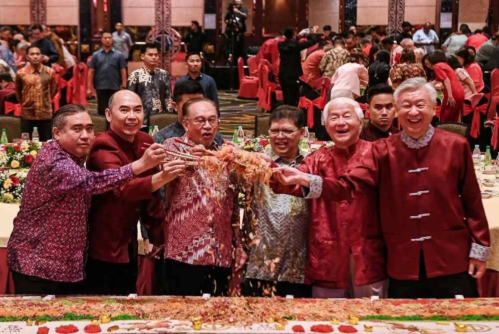Anwar (tiga dari kiri) menggaul Yee Sang pada Majlis Sambutan Tahun Baharu Cina 2026 anjuran ACCCIM di sebuah hotel hari ini. Foto Bernama 
