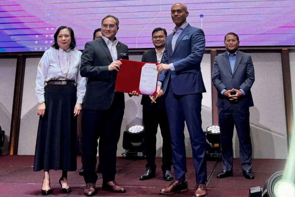 ADUN Lembah Jaya, Syed Ahmad (kanan) merangkap Ahli Lembaga Pemegang Amanah Yayasan Hijrah Selangor bersama Ketua Pegawai Eksekutif Yayasan Hijrah Selangor, Datuk Mearia Hamzah menerima dokumen Pernyataan Persefahaman (MoU) daripada Ketua Pegawai Eksekutif TERAJU, Junady Nawawi sempena pelancaran inisiatif TERAJU Aspirasi Outreach 2026.