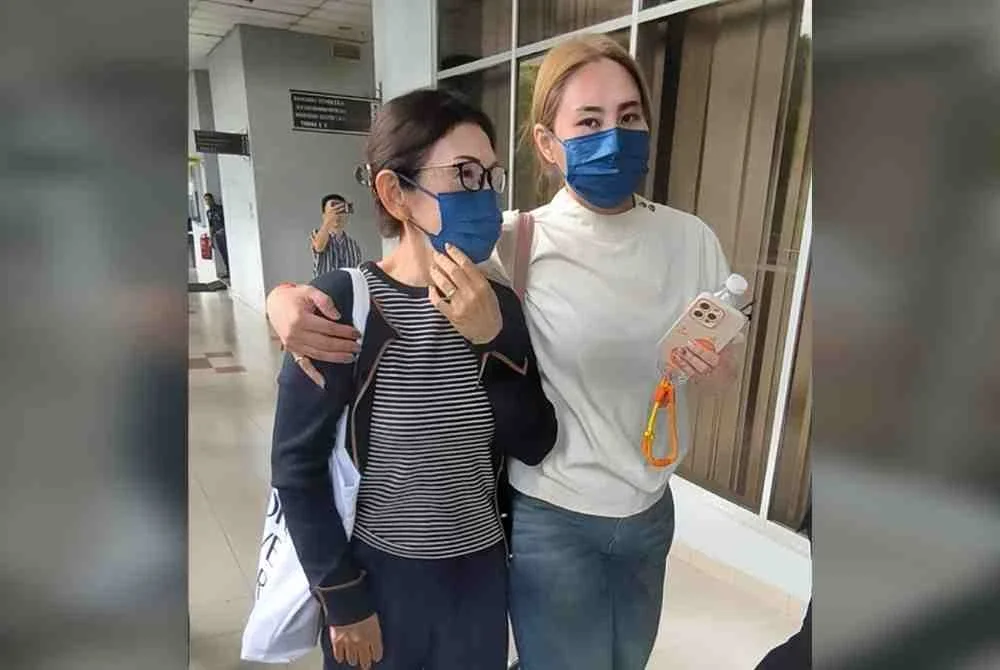 Siew Hoon (kiri) hadir ke Mahkamah Sesyen Seremban, pada Khamis.