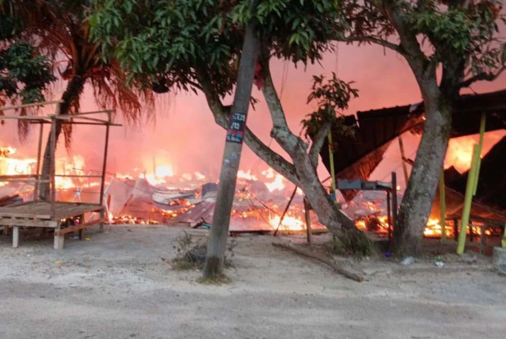 Sebanyak 30 buah rumah di Kampung Teluk Jawab musnah dalam kebakaran pada awal pagi Khamis. - Foto JBPM Johor