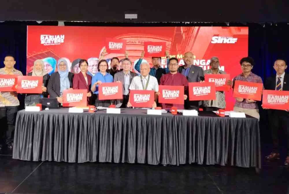 Maha (empat dari kiri) bersama Hussamuddin (tengah) bergambar dengan barisan panelis dan jemputan dalam program anjuran Rasuah Busters, Malaysia Tanpa Rasuah bertajuk “Pengasingan Kuasa Peguam Negara dan Pendakwa Raya: Apa Harapan Rakyat?” berlangsung di Studio F Karangkraf, pada Khamis.