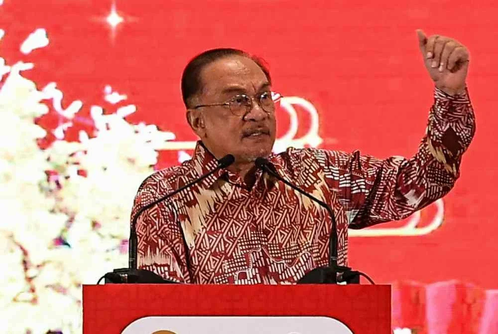 Anwar ketika menyampaikan ucaptama pada Majlis Sambutan Tahun Baharu Cina 2026 anjuran The Associated Chinese Chambers of Commerce and Industry of Malaysia (ACCCIM) di sebuah hotel malam tadi - Foto: Bernama