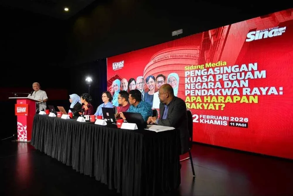 Hussamuddin (kiri) berucap pada Sidang Media Pengasingan Kuasa Peguam Negara dan Pendakwa Raya: Apa Harapan Rakyat di Studio F, Karangkraf, Shah Alam pada Khamis.