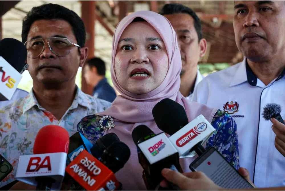 Fadhlina Sidek ketika ditemubual pemberita pada Majlis Serahan Smartboard Prasekolah dan Pelepasan Susu UHT Farm Fresh Grow Percuma Murid Prasekolah Seluruh Negeri Pulau Pinang di Sekolah Kebangsaan Bandar Tasek Mutiara hari ini. - Foto: Bernama
