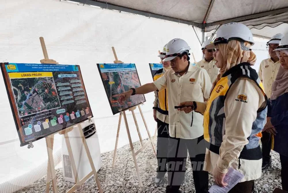 Ahmad mendengar penerangan berkaitan projek yang sedang dilaksanakan di daerah ini pada lawatan kerja ke tapak projek menaik taraf jalan FT1486 dari persimpangan lampu isyarat Bukit Goh ke Kotasas pada Khamis.