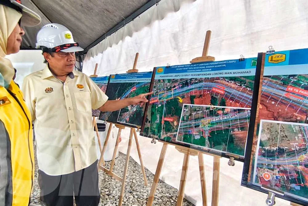 Ahmad melihat perkembangan ketika lawatan kerja ke tapak projek menai ktaraf jalan FT1486 dari persimpangan lampu isyarat Bukit Goh ke Kotasas pada Khamis. 