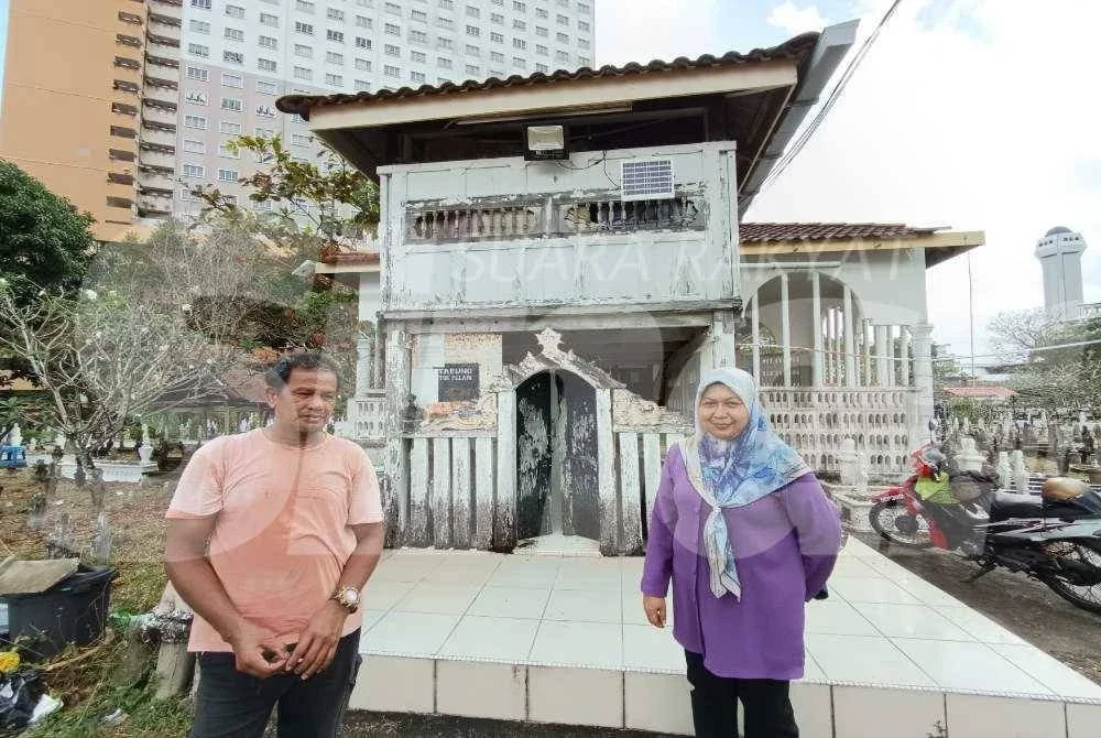 Wan Faizah dan Muhammad Qadri menunjukkan Makam Tok Pelam yang menjadi tempat tinggal Allahyarham Kamal. 